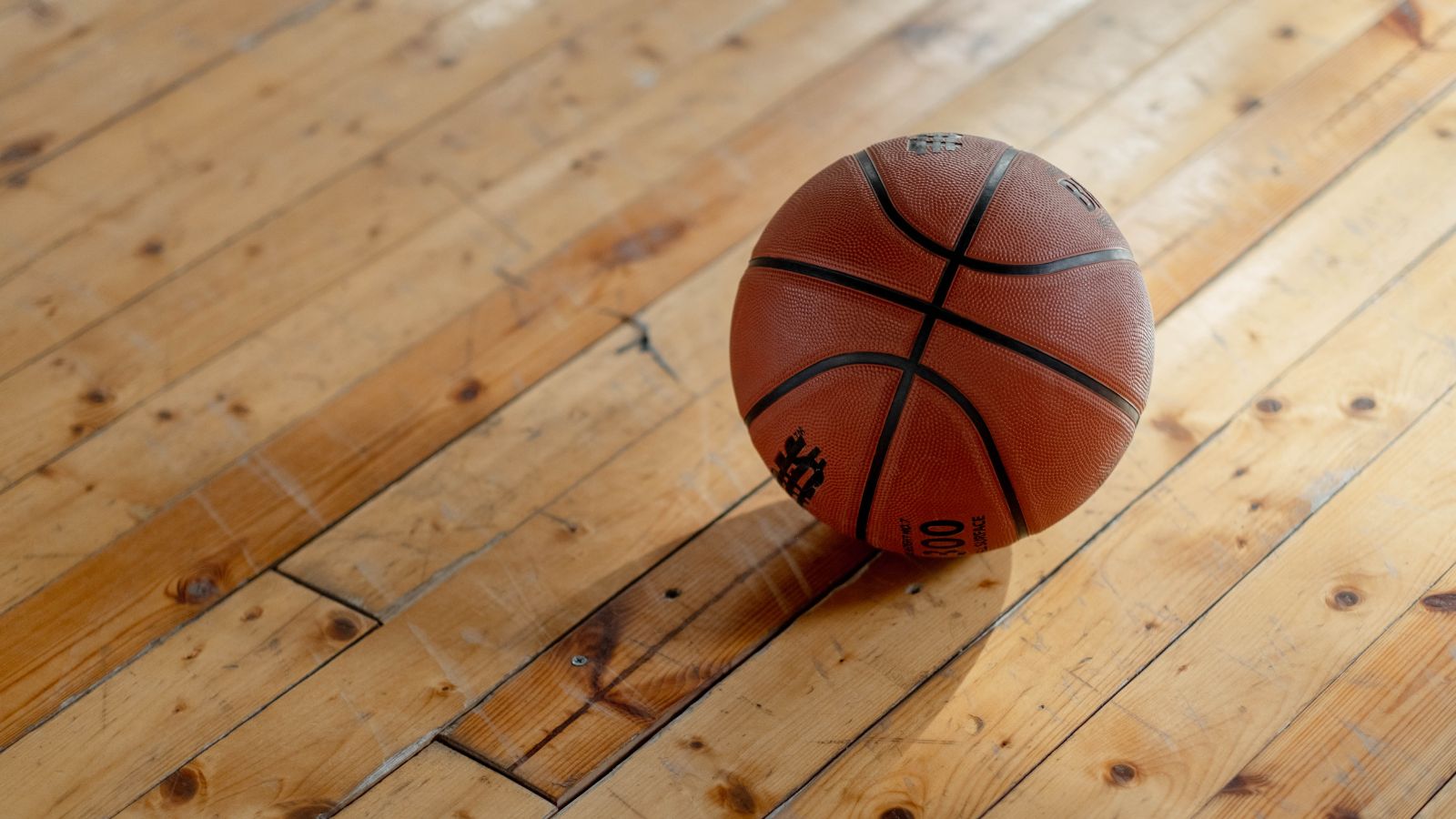 palla da basket e parquet palla da basket e parquet